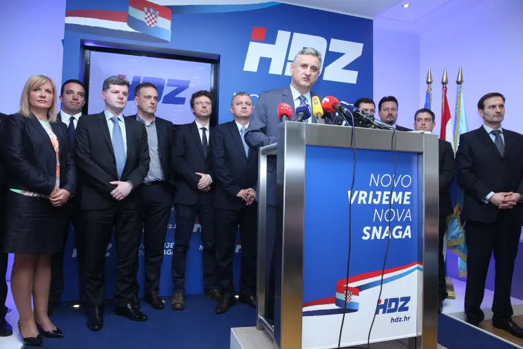 Lica HDZ-ovih ministara koji su stajali iza Karamarka na presici govore vi&scaron;e od tisuću riječi