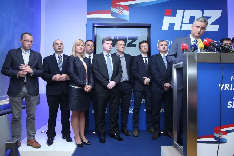 Lica HDZ-ovih ministara koji su stajali iza Karamarka na presici govore vi&scaron;e od tisuću riječi