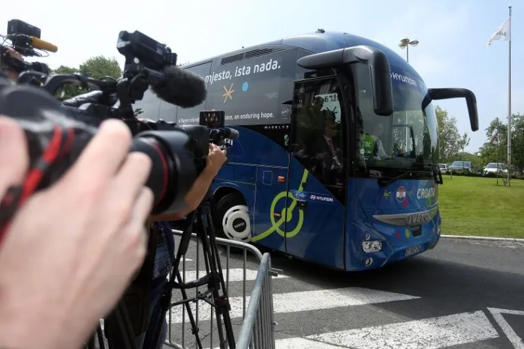Dolazak hrvatske nogometne reprezentacije u Hotel du Golf Barrierre u kojem će biti smje&scaron;tena za vrijeme trajanja Europskog prvenstva.