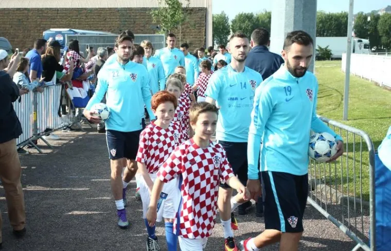 HRVATSKA ODRADILA PRVI TRENING U FRANCUSKOJ: Gomila znatiželjnika do&scaron;la gledati Modrića i dru&scaron;tvo