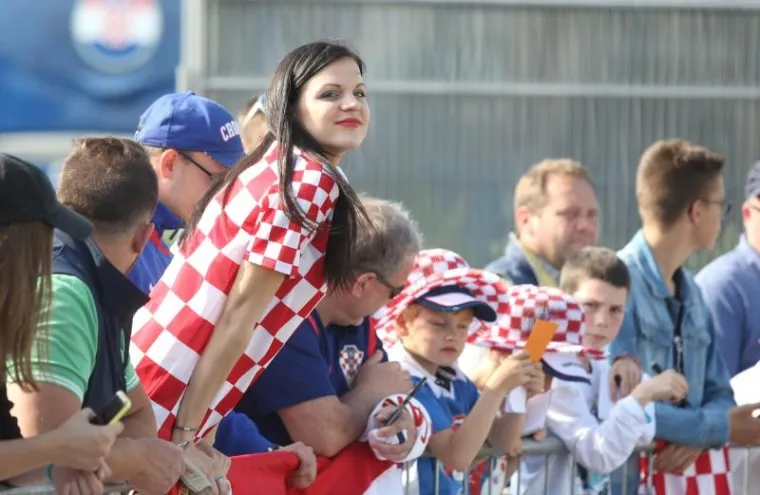 HRVATSKA ODRADILA PRVI TRENING U FRANCUSKOJ: Gomila znatiželjnika do&scaron;la gledati Modrića i dru&scaron;tvo