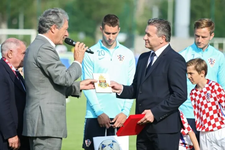 HRVATSKA ODRADILA PRVI TRENING U FRANCUSKOJ: Gomila znatiželjnika do&scaron;la gledati Modrića i dru&scaron;tvo