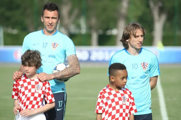 HRVATSKA ODRADILA PRVI TRENING U FRANCUSKOJ: Gomila znatiželjnika do&scaron;la gledati Modrića i dru&scaron;tvo