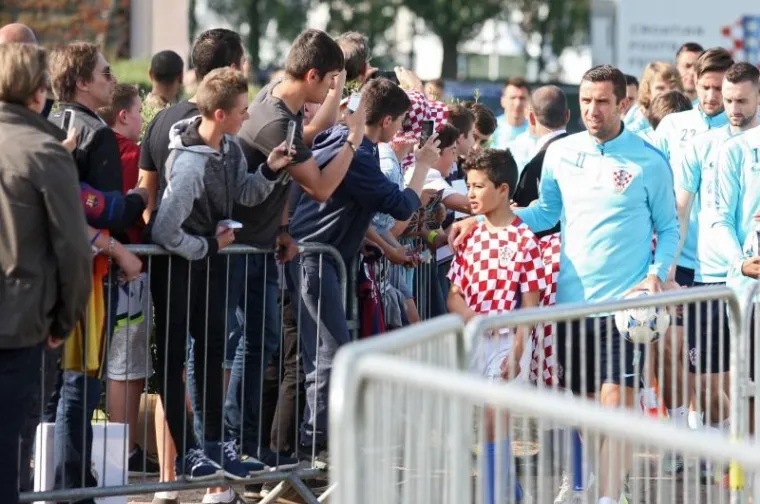 HRVATSKA ODRADILA PRVI TRENING U FRANCUSKOJ: Gomila znatiželjnika do&scaron;la gledati Modrića i dru&scaron;tvo