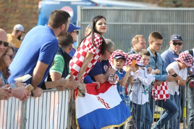 HRVATSKA ODRADILA PRVI TRENING U FRANCUSKOJ: Gomila znatiželjnika do&scaron;la gledati Modrića i dru&scaron;tvo
