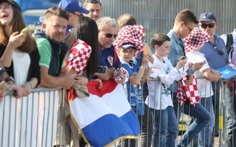 HRVATSKA ODRADILA PRVI TRENING U FRANCUSKOJ: Gomila znatiželjnika do&scaron;la gledati Modrića i dru&scaron;tvo