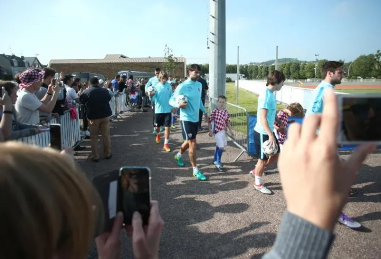 HRVATSKA ODRADILA PRVI TRENING U FRANCUSKOJ: Gomila znatiželjnika do&scaron;la gledati Modrića i dru&scaron;tvo