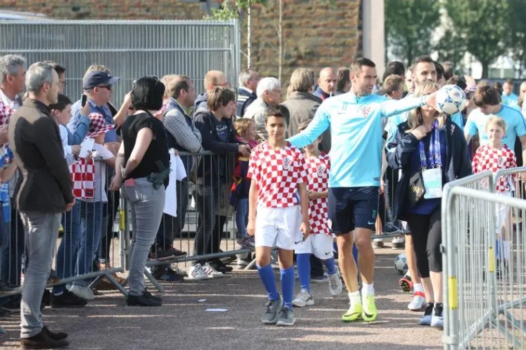 HRVATSKA ODRADILA PRVI TRENING U FRANCUSKOJ: Gomila znatiželjnika do&scaron;la gledati Modrića i dru&scaron;tvo