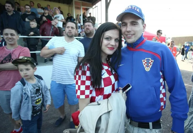 HRVATSKA ODRADILA PRVI TRENING U FRANCUSKOJ: Gomila znatiželjnika do&scaron;la gledati Modrića i dru&scaron;tvo