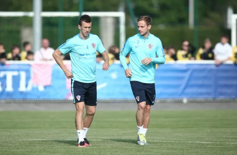 HRVATSKA ODRADILA PRVI TRENING U FRANCUSKOJ: Gomila znatiželjnika do&scaron;la gledati Modrića i dru&scaron;tvo