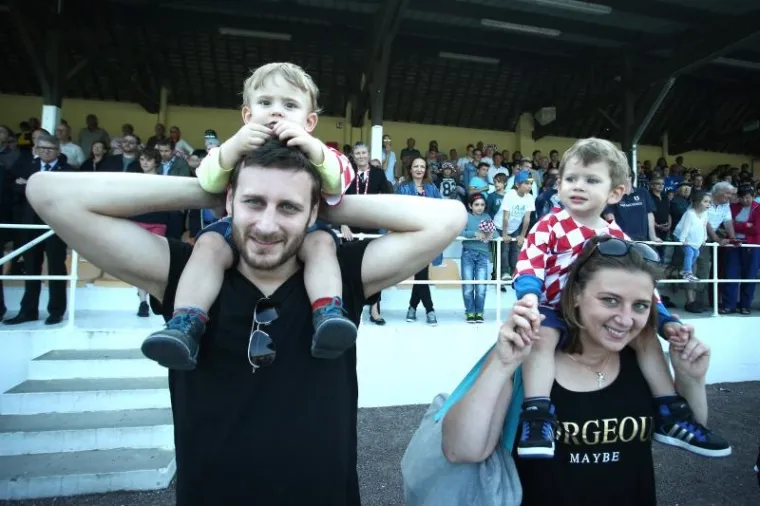 HRVATSKA ODRADILA PRVI TRENING U FRANCUSKOJ: Gomila znatiželjnika do&scaron;la gledati Modrića i dru&scaron;tvo