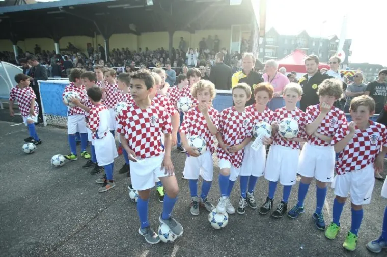 HRVATSKA ODRADILA PRVI TRENING U FRANCUSKOJ: Gomila znatiželjnika do&scaron;la gledati Modrića i dru&scaron;tvo