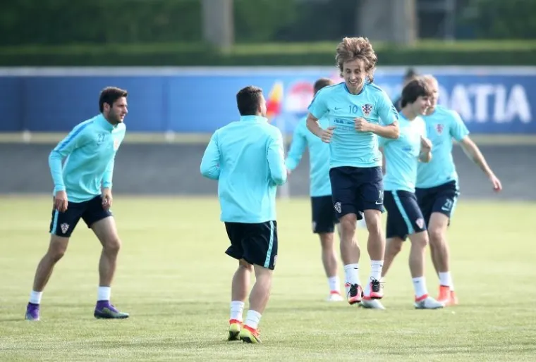 HRVATSKA ODRADILA PRVI TRENING U FRANCUSKOJ: Gomila znatiželjnika do&scaron;la gledati Modrića i dru&scaron;tvo