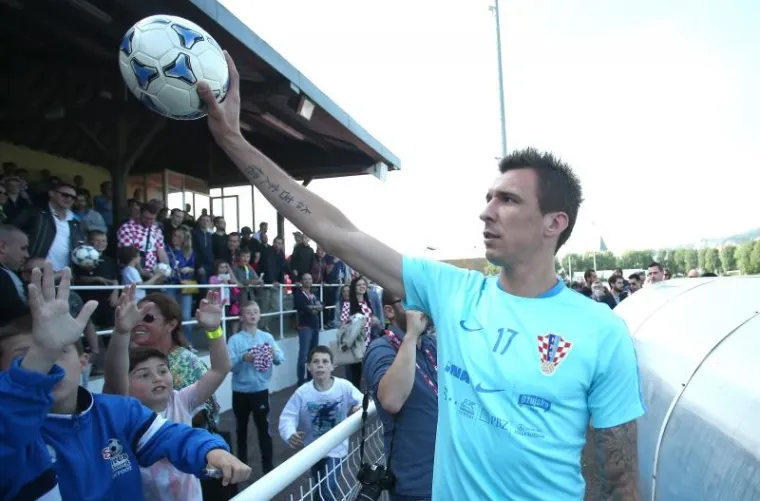 HRVATSKA ODRADILA PRVI TRENING U FRANCUSKOJ: Gomila znatiželjnika do&scaron;la gledati Modrića i dru&scaron;tvo