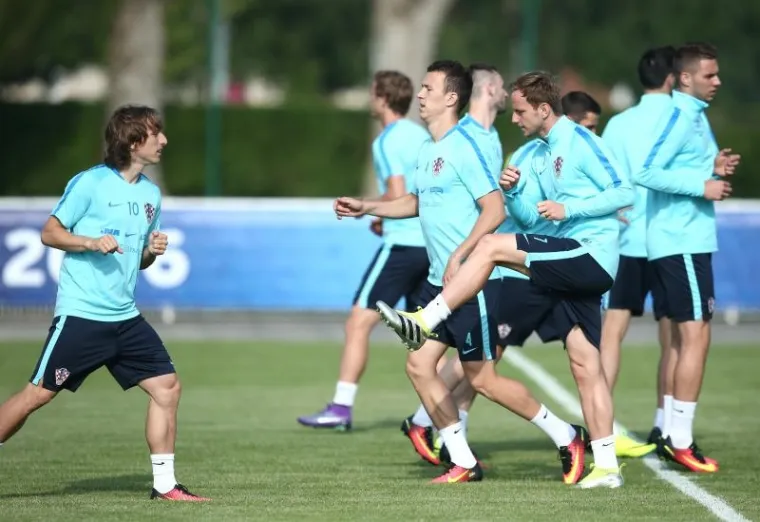 HRVATSKA ODRADILA PRVI TRENING U FRANCUSKOJ: Gomila znatiželjnika do&scaron;la gledati Modrića i dru&scaron;tvo
