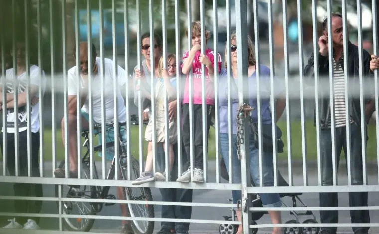 HRVATSKA ODRADILA PRVI TRENING U FRANCUSKOJ: Gomila znatiželjnika do&scaron;la gledati Modrića i dru&scaron;tvo