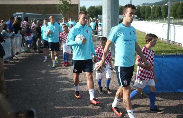 HRVATSKA ODRADILA PRVI TRENING U FRANCUSKOJ: Gomila znatiželjnika do&scaron;la gledati Modrića i dru&scaron;tvo