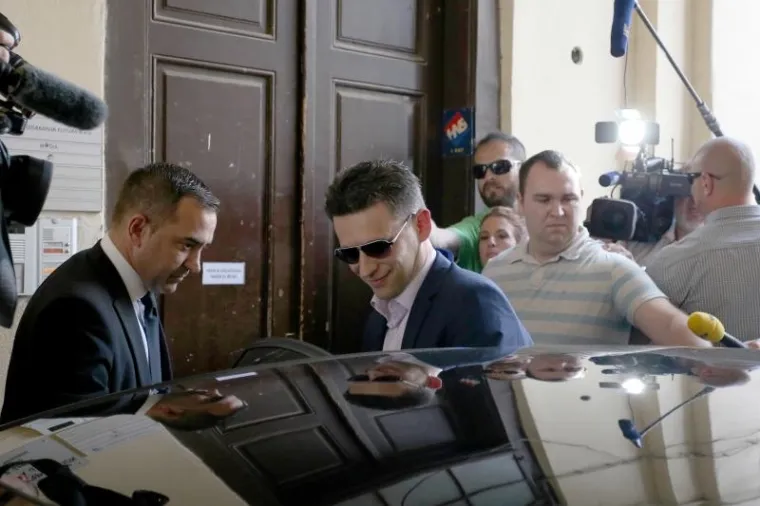 Nakon sastanka s premijerom Tihomirom Ore&scaron;kovićem, potpredsjednik Vlade Božo Petrov iza&scaron;ao je i odmah sjeo u automobil.