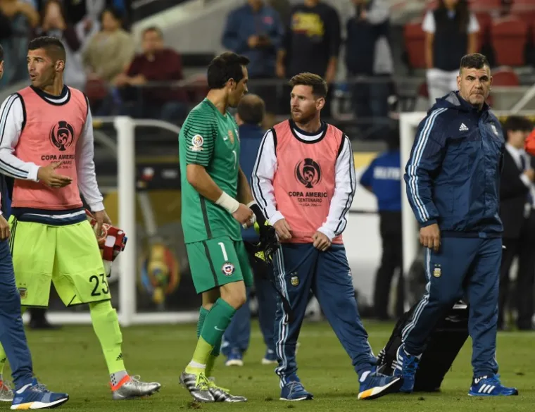 Na kraju dvoboja normalno je čestitao svojim suigračima i igračima Čilea na odigranoj utakmici.