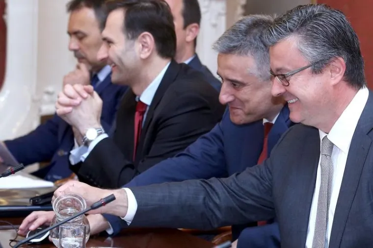 U nekim trenucima, Karamarko i Ore&scaron;ković nisu se doimali kao političari koji su dan-dva ranije postali najljući politički neprijatelji u državi.