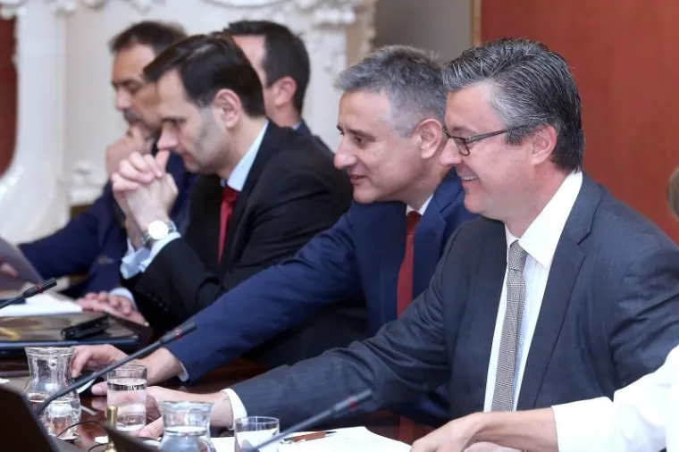 I tako... sjednica koja se i&scaron;čekivala s velikom pozorno&scaron;ću zbog činjenice da je Vlada 'u rasulu' protekla je poprilično mirno i uobičajeno.