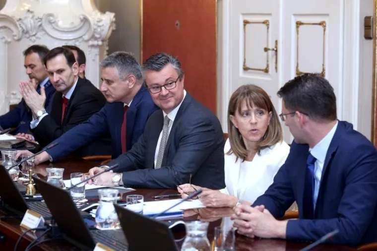 Božu Petrova je od smje&scaron;kanja 'spasilo' to &scaron;to su između njega i Karamarka mjesta zauzeli premijer Ore&scaron;ković i tajnica Vlade.