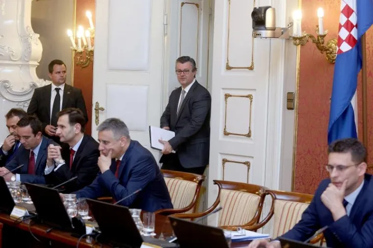 "Lijepo vas je vidjeti, imamo dugačku sjednicu i puno posla. Idemo raditi", rekao je Ore&scaron;ković po dolasku na sjednicu.