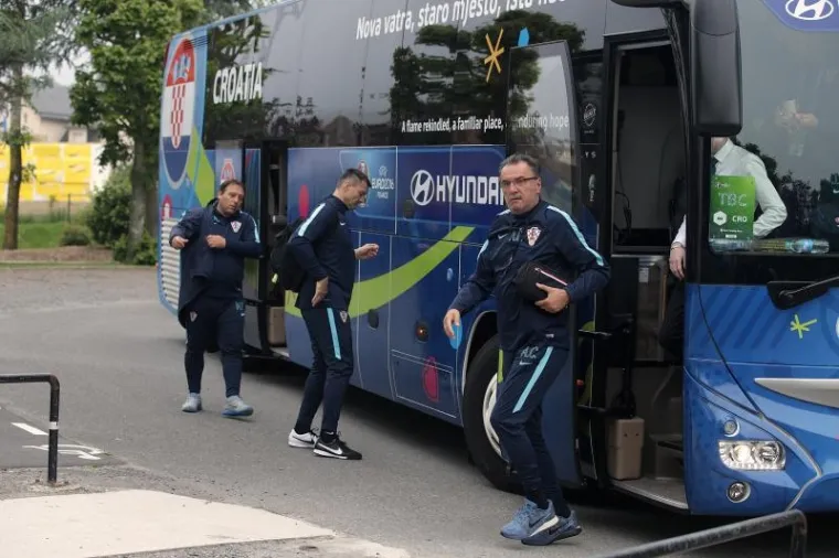 Hrvatska nogometna reprezentacija odradila je prvi trening na igrali&scaron;tu Parc de Loisirs u Deauvilleu.