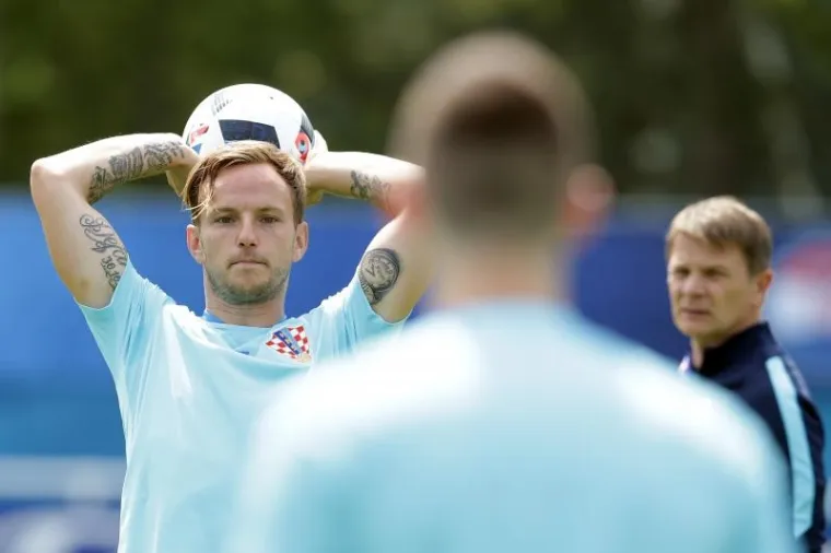 Dakle, u momčadi nema Pjace za kojeg smo vjerovali kako je njegova pozicija na mjestu krilnog napadača zagarantirana, a ni Vrsaljka, koji je slovio kao najizgledniji kandidat za poziciju lijevog beka.