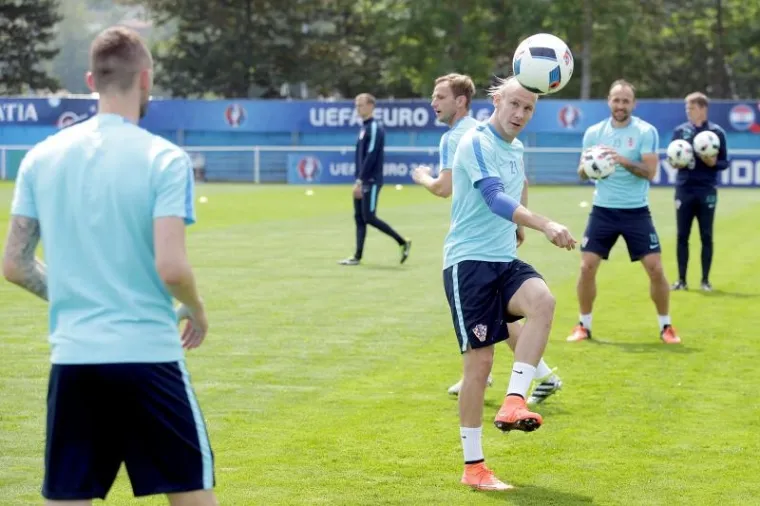 To su: Suba&scaron;ić, Srna, Vida, Ćorluka, Strinić, Badelj, Brozović, Modrić, Rakitić, Peri&scaron;ić, Mandžukić.