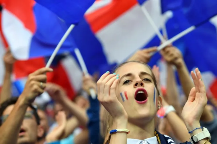 NAJLJEP&Scaron;I DIO EURA: Svi su gledali kako ove ljepotice zauzimaju svoja mjesta na Stade de Franceu