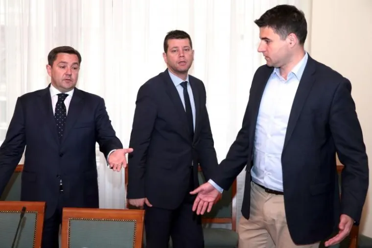 Saborski Odbor za informiranje, informatizaciju i medije nije u petak ujutro uspio osigurati kvorum. Oko svega su se posvađali SDP-ov Davor Bernardić i HDZ-ov Andrija Mikulić.