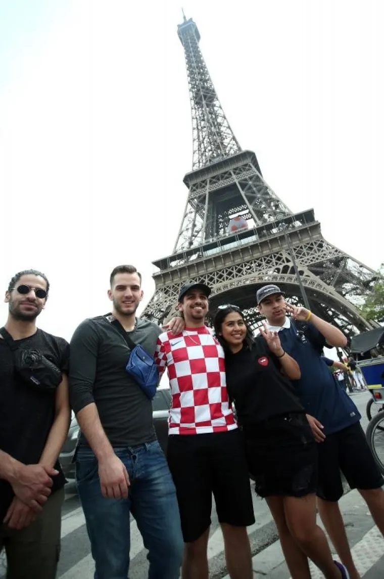 DVA LICA PARIŠKIH ULICA: Neželjeni suživot navijača i jakih policijskih snaga