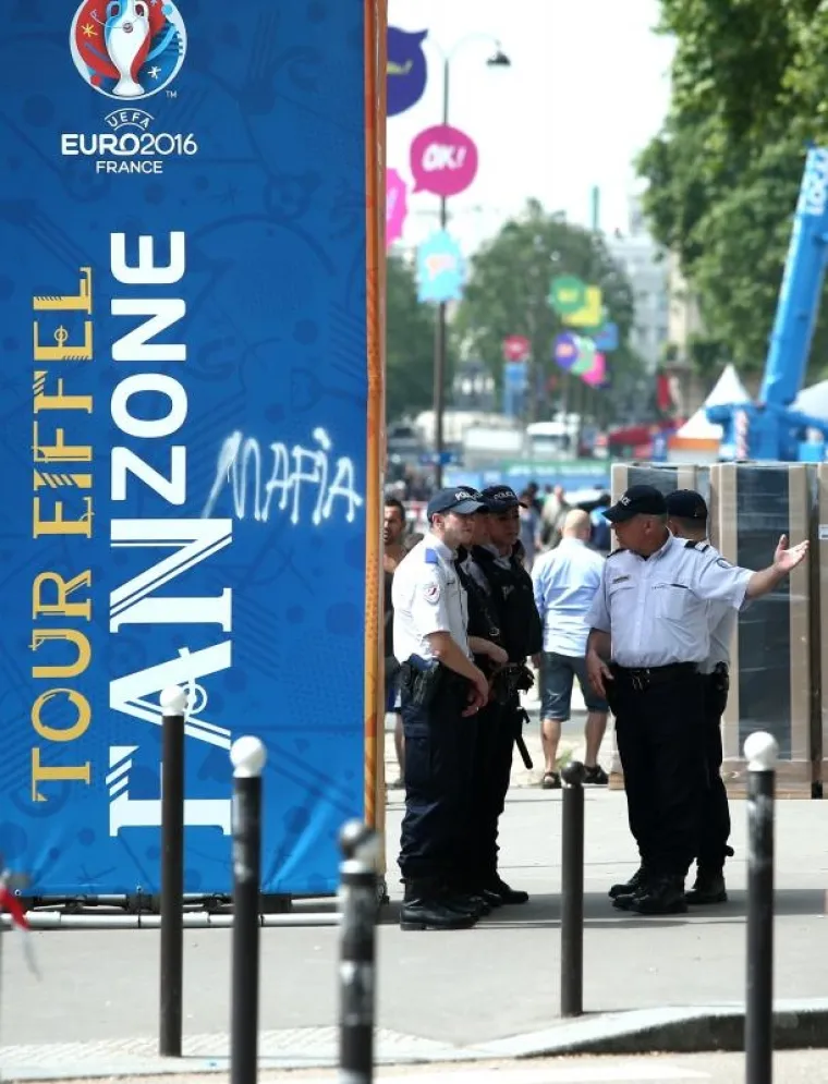 DVA LICA PARIŠKIH ULICA: Neželjeni suživot navijača i jakih policijskih snaga