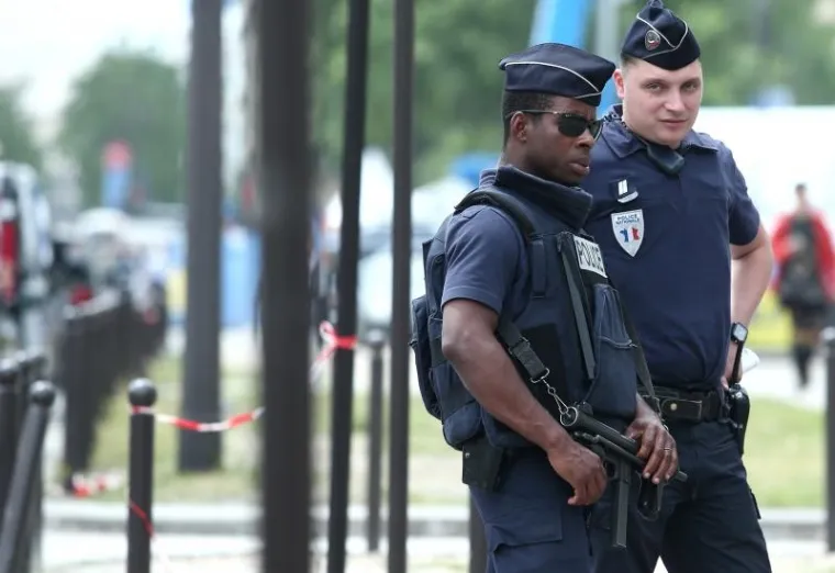 DVA LICA PARIŠKIH ULICA: Neželjeni suživot navijača i jakih policijskih snaga
