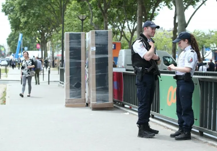 DVA LICA PARI&Scaron;KIH ULICA: Neželjeni suživot navijača i jakih policijskih snaga