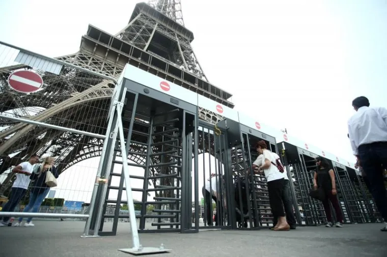 DVA LICA PARI&Scaron;KIH ULICA: Neželjeni suživot navijača i jakih policijskih snaga