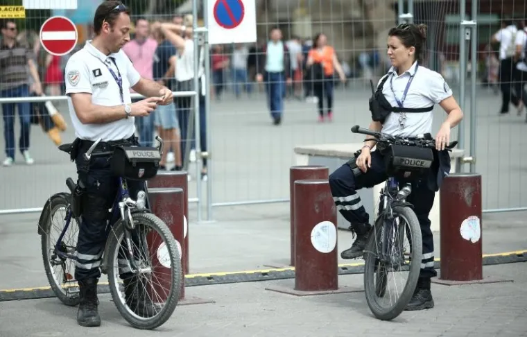 DVA LICA PARI&Scaron;KIH ULICA: Neželjeni suživot navijača i jakih policijskih snaga