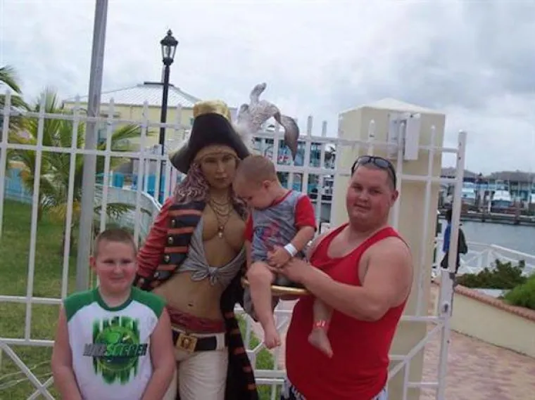 KLINCI OTKRILI GRUDI: Kamere zabilježile trenutak u kojim im se svijet zauvijek promijenio