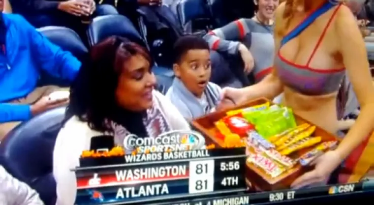 KLINCI OTKRILI GRUDI: Kamere zabilježile trenutak u kojim im se svijet zauvijek promijenio