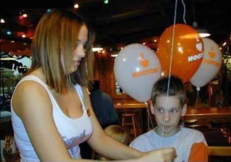 KLINCI OTKRILI GRUDI: Kamere zabilježile trenutak u kojim im se svijet zauvijek promijenio