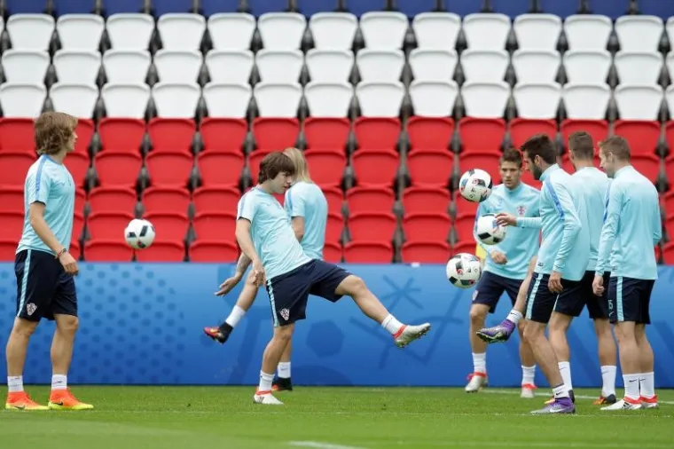 POSLJEDNJI TRENING PRIJE TURSKE: Vatreni u sjajnom raspoloženju dočekuju prvu utakmicu