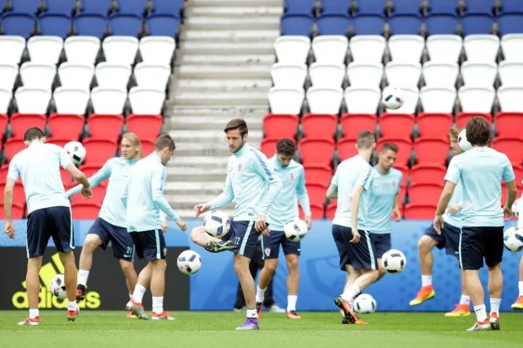 Hrvatska nogometna reprezentacija odradila je službeni trening na stadionu Park prinčeva gdje će sutra igrati protiv Turske u 1. kolu skupine D.
