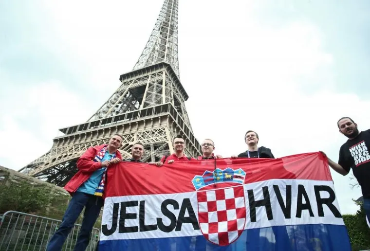 Sve vi&scaron;e hrvatskih navijača stiže u Pariz. Dobro raspoloženi i raspjevani često su prava atrakcija.