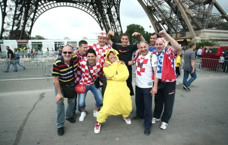PARIZ U KOCKICAMA: Raspjevani hrvatski navijači preplavili ulice francuske metropole