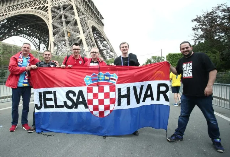 PARIZ U KOCKICAMA: Raspjevani hrvatski navijači preplavili ulice francuske metropole