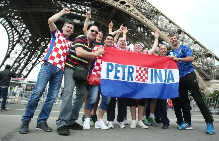 PARIZ U KOCKICAMA: Raspjevani hrvatski navijači preplavili ulice francuske metropole