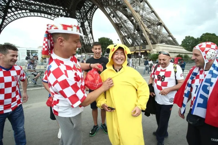 PARIZ U KOCKICAMA: Raspjevani hrvatski navijači preplavili ulice francuske metropole