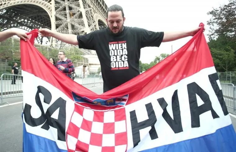 PARIZ U KOCKICAMA: Raspjevani hrvatski navijači preplavili ulice francuske metropole