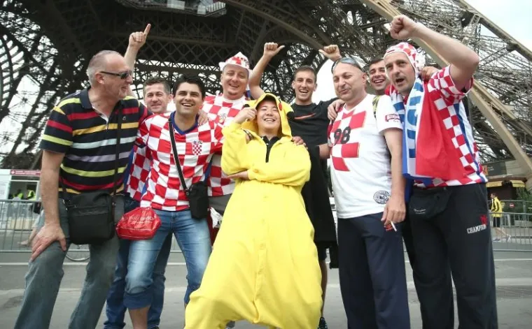 PARIZ U KOCKICAMA: Raspjevani hrvatski navijači preplavili ulice francuske metropole